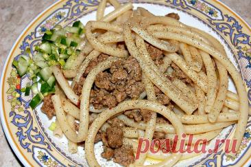 Макароны по-флотски со свиным фаршем Макароны по-флотски со свиным фаршем - это сытное и вкусное блюдо, которое готовится быстро и просто. Сочетание макарон и свиного фарша с обжаренным луком делает его идеальным для семейного ужина. Это блюдо обязательно понравится всем членам семьи благодаря своему насыщенному вкусу и аромату.