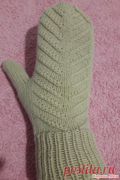 Ещё две пары варежек с индийским клином Здравствуйте! В начале осени связала племяннице шапочку "Еловая шишка". И в комплект к этой шапочке вот связала 2 пары варежек с индийским клином.