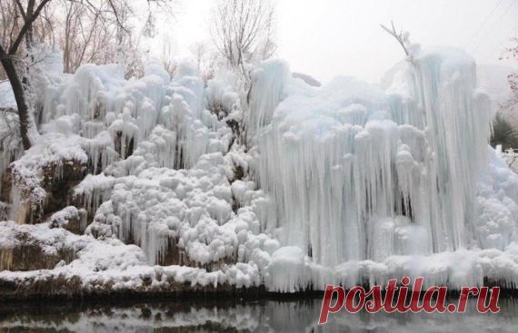 Фантастические замёрзшие водопады: мощь природы, скованная льдом / Туристический спутник