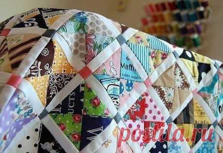 Покрывало из лоскутов Покрывало из лоскутовОбщая цветовая гамма должна вам нравится - обращайте на это внимание при выборе ткани.