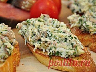 Простые и быстрые бутерброды ИНГРЕДИЕНТЫ 10 порций 1 банка печени трески 3 отварных яйца 100 г твердого сыра 1 пучок зеленого лука Батон Майонез, соль, специи ПРИГОТОВЛЕНИЕ Нарезаем батон на ломтики, по желанию можно делать гренки или же использовать свежий. Гренки я делаю на сливочном масле на сковороде-гриль. Готовим смесь из натертых на крупную терку яиц, сыра, размятой вилкой […]