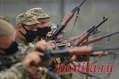На Украине рассказали о грядущих поставках оружия от НАТО. На заседании глав внешнеполитических ведомств стран НАТО в Бухаресте были озвучены решения о новых поставках вооружения Украине. Об этом рассказал принимавший участие во встрече глава МИД республики Дмитрий Кулеба. По его словам, на заседании «были озвучены новые взносы» стран НАТО в украинскую энергобезопасность.