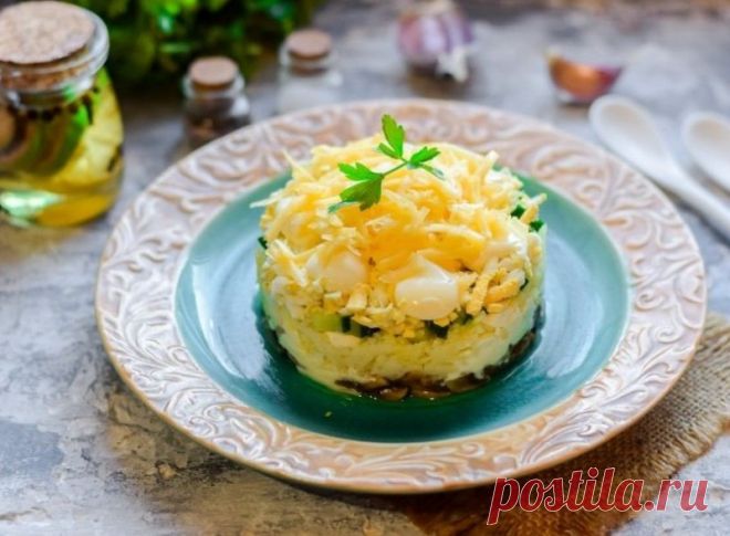 ​Салат с сыром, грибами и картофелем