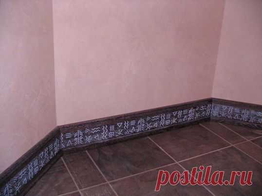 Как заделать щели между полом и стеной.

При ремонта одна из распространенных проблем – заделка щелей. Особенно это актуально для частного дома, так как неправильно закрытые щели, например, между полом и стеной, могут привести к тому, что из подвала потянется сырость и холод.

Вам понадобится

- монтажная пена и пистолет;
- куски дерева, пенопласта, пластика, кирпича;
- распылитель с водой;
- конопатка;
- мох, пакля или джутовый войлок;
- нож;
- молоток;
- шпатлевка;
- пли...