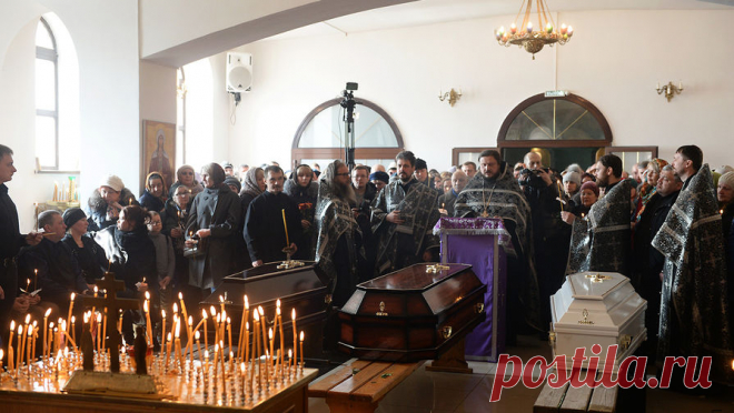 День траура: в Кемерово прощаются с погибшими. Онлайн 28 марта объявлено днем траура в России. В Кемерово проходят похороны и поминальные службы. На сегодняшний день известно о 64 погибших при пожаре, число пострадавших увеличилось до 76 человек.