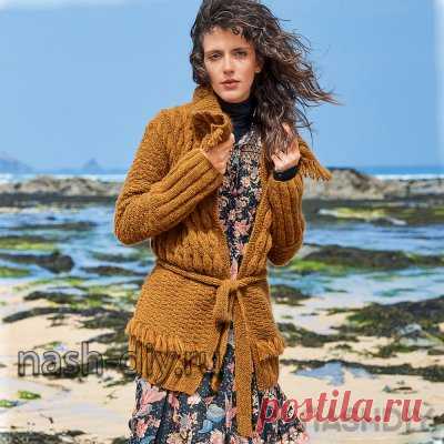 Вязаный кардиган с поясом и бахромой