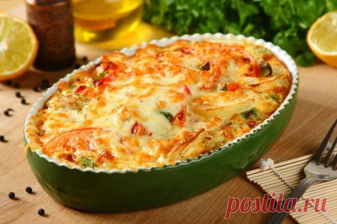 Рыбная запеканка с овощами
Приготовить простое, но очень вкусное блюдо легко. Ароматная запеканка с рыбой, сладким перцем, помидорами, картошкой в соусе из молока и яиц под вкуснейшим слоем запеченного сыра.