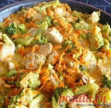 Курица с брокколи и морковью, тушеная в сливках