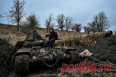 В США предрекли неизбежное поражение Украины. В развернувшемся на Украине конфликте республику неизбежно ждет поражение. Об этом заявил офицер разведки морской пехоты США в отставке Скотт Риттер. «Украинские войска буквально ничего не смогут сделать, чтобы помешать России их уничтожить», — сказал экс-разведчик, добавив, что поражение Киева станет ударом для США.