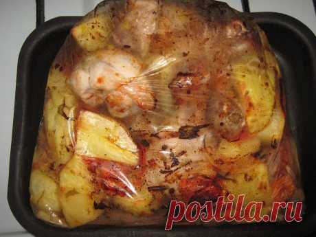 Достаточно взять рукав для запекания, картошку с мясом — получается восхитительно вкусное блюдо.