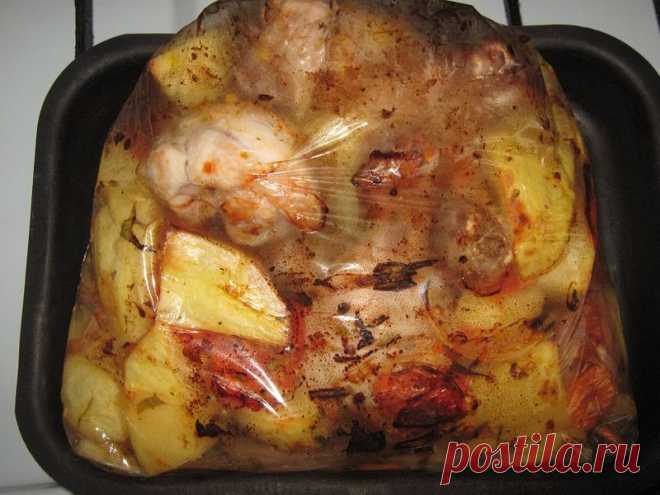 Достаточно взять рукав для запекания, картошку с мясом — получается восхитительно вкусное блюдо.