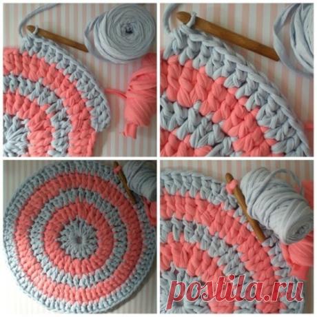 Простой круглый коврик крючком.

Вязание половиков крючком из тряпок круглой формы не составляет никакого труда, если человек умеет держать в руке крючок и владеет приемами выполнения двух петель – воздушной и столбика без накида или только одного столбика.

Для того, чтобы избежать отверстия в центре коврика, опытные мастерицы рекомендуют начинать работу с кольца пряжи, образованного обвитием ее 2 раза вокруг указательного пальца. При таком способе после провязывания перв...