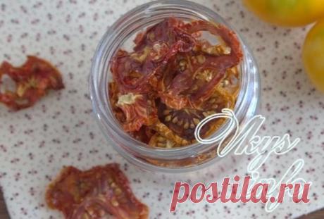 Как сушить помидоры в домашних условиях
     Сушеные томаты – это один из вариантов зимней заготовки. Для сушки подходят плоды любого сорта и цвета. Главное, чтобы они были плотными, без недостатков и изъянов.      Рассмотрим подробно, как сушить помидоры в домашних условиях. Это можно делать на свежем воздухе, с помощью электросушилки или духовки.
     Очень важно, правильно их потом сохранить. Лучше всего подойдёт чистый короб с крышкой. Также вы можете уложить их в пищевой пакет и отправ