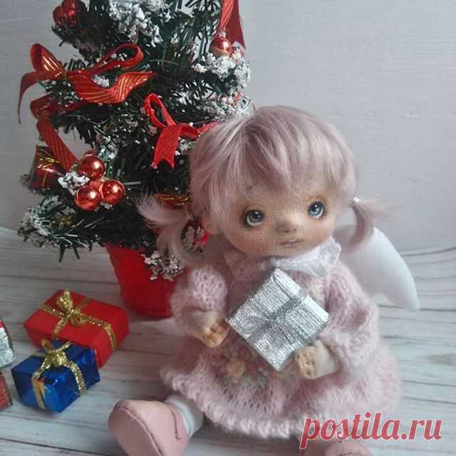 Скорей бы уже Новый год!!!!
.
.
.🌲Рост ок19 см
🌲Коленки шарнирные,гнутся,в ручках проволока,может держать предметы,головка поворачивается
🌲Одёжка-вязаное платьице, панталончики,носочки,туфельки,крылышки сьёмные
🌲стоимость 3500 р +почта
.
.#авторскаякукла #интерьернаякукла #коллекционнаякукла #куклаизткани  #ручнаяработа  #cute #child #toy #doll #little #baby #innocence  #купитькуклу #girl #adorable  #studiodoll  #instadoll #handmadedoll #вязание #малыши  #снег #зима #новыйгод #ангелочек