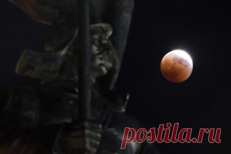 Второе полное лунное затмение в 2022 году. Фоторепортаж. Как сообщает Московский планетарий, полностью затмение можно было увидеть на востоке России, в акватории Тихого океана, на западе Северной Америки и на севере Гренландии, а его частные фазы — в Азии и Австралии при восходе Луны и на востоке Северной Америки и в Южной Америке при заходе Луны. NASA отметило, что это последнее полное лунное затмение в ближайшие три года, следующее произойдет только 14 марта 2025 года. До этой даты можно…