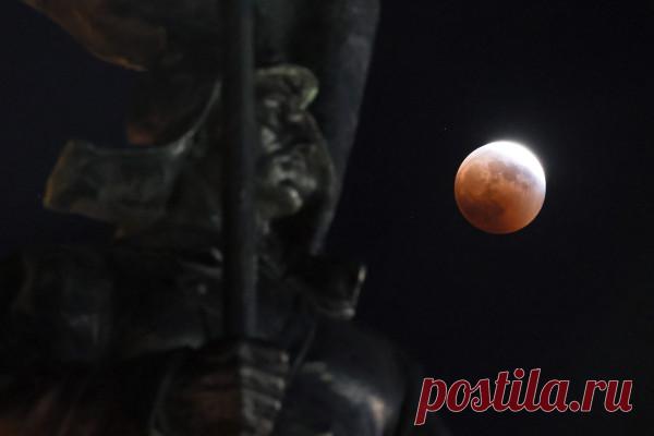 Второе полное лунное затмение в 2022 году. Фоторепортаж. Как сообщает Московский планетарий, полностью затмение можно было увидеть на востоке России, в акватории Тихого океана, на западе Северной Америки и на севере Гренландии, а его частные фазы — в Азии и Австралии при восходе Луны и на востоке Северной Америки и в Южной Америке при заходе Луны. NASA отметило, что это последнее полное лунное затмение в ближайшие три года, следующее произойдет только 14 марта 2025 года. До этой даты можно…