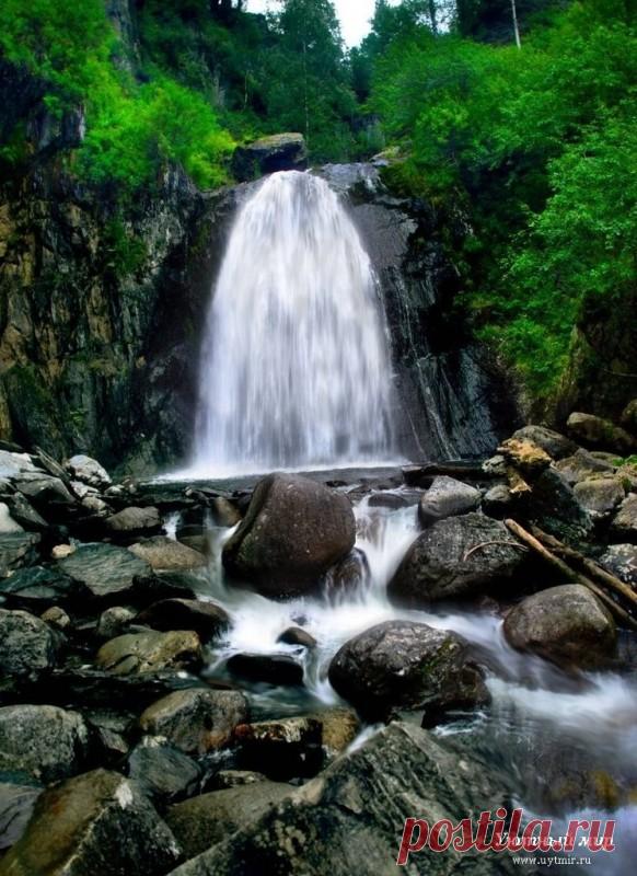 Каскад водопадов на реке Шинок Каскад водопадов на реке Шинок — памятник природы, комплексный заказник краевого значения в Солонешенском районе Алтайского края. Заказник расположен в 10 км. к юго-западу от с. Тог-Алтай.Задачами заказника являются: охрана мест естественного обитания животных и растений лесного и...