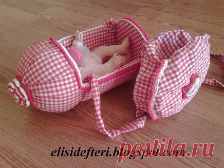 Детская коляска и сумочка из пластиковой бутылки