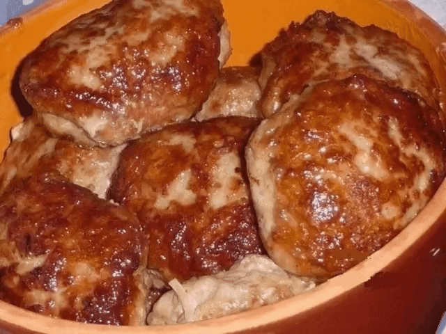 Обалденные-Курино-говяжьи сочные котлетки.
Сочные и нежные котлетки ! СОХРАНИТЕ РЕЦЕПТ !
Ингредиенты:
●Говядина 300 г прокрутить на мясорубке
●Филе куриное 1 шт. нарезать маленькими кубиками
●1 яйцо
●соль, перец
●2 сырые картошинки на мелкой терке
●3 кусочка булочки заранее замочить в водичке или молоке
●лук 2 шт. на мелкой терке
●раст. масло
Приготовление:
Все соединить, тщательно перемешать. Если фарш получился густой и плотный, добавить воды ледяной или молочка. сформировать котлетки, обж