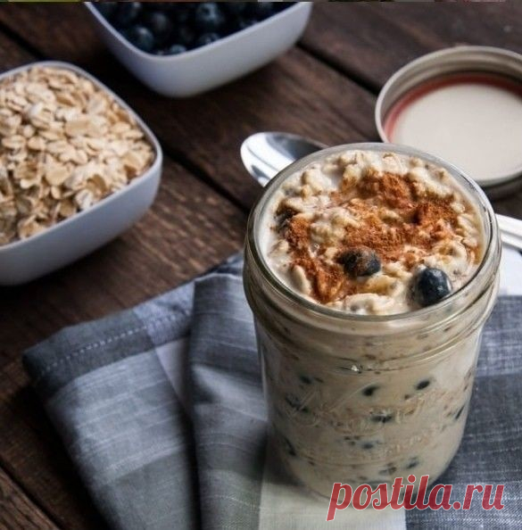 Употребляя эту смесь вы забудете о «ленивом кишечнике» и ожирении. Вы потеряете до 2,5 кг в течение месяца, особенно это касается жировых отложений вокруг живота. 
Состав и приготовление 
5-7 шт. чернослива; 
2 столовые ложки овсяных хлопьев; 
1 стакан кефира / нежирный йогурт; 
1 столовую ложку масла из льняного семени; 
1 чайная ложка какао-порошка. 
Готовим этот завтрак с вечера. Заливаем чернослив в 100 мл кипяченой воды на 10-15 минут. Смешиваем какао, масло льняного ...