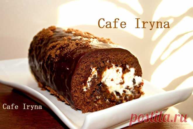 Шоколадный рулет с черносливом.