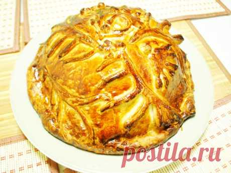 Курник — вкусный классический рецепт с пошаговым описанием Курник – это исконно русский, красивый и очень вкусный пирог, который с давних времен называют королем пирогов. Его готовили на самые значимые в жизни события — на свадьбы, различные религиозные празднества. Подавали его и к царскому столу, и отсюда еще одно его название — царский.