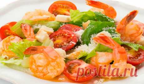 Вкусный салат «Цезарь», рецепт приготовления с креветками и соусом - Кейс советов