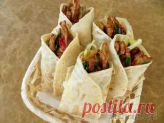 Конвертики с мясом и острой картошкой Домашняя лепешка и начинка лучше не придумаешь! Обжаренная картошечка, мясо и зелень! Идея для завтрака или перекуса! Готовьте на здоровье, остроту регулируйте на свой вкус!  Тесту необходимо будет по...