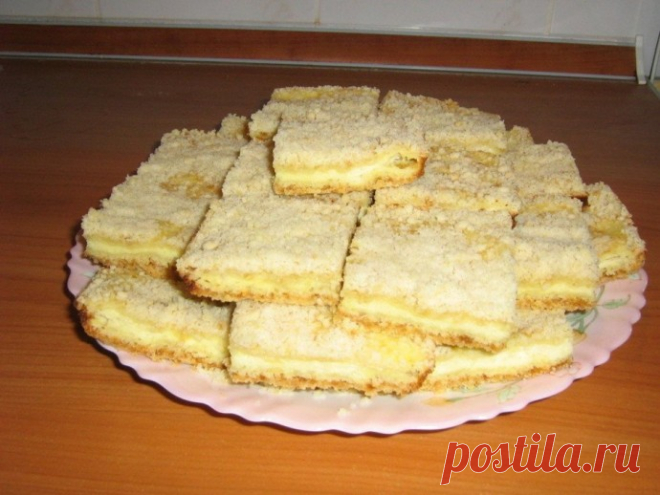 ​Творожные квадратики Ингредиенты:Творог — 500 гМасло сливочное — 200 г Сахар (для крошки) — 1 стак. Сахар (для творожной смеси) — 5 ст. л. Мука — 3 стак. Сода — 1 ч. л. Яйца — 5 шт.Приготовление:1. В размягчённое при комнатной температуре...