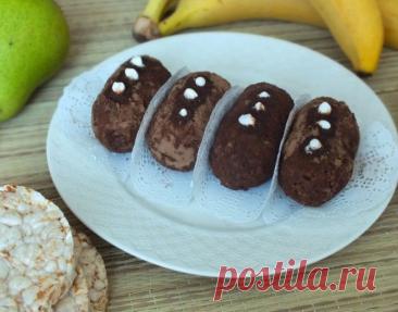 Низкокалорийное пирожное «​Картошка» Ингредиенты:Хлебцы диетические, цельнозерновые &mdash; 6–7 шт.Банан &mdash; 1 шт.Творог пастообразный, 1% &mdash; 130 гКакао-порошок в пирожное &mdash; 2 ст. л.&nbsp;Какао-порошок &mdash; для обсыпкиПриготовление:1. Хлебцы измельчите в блендере в крошку, как можно мельче.2. Измельчите в...