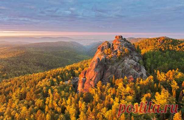 Закат в заповеднике Столбы, Красноярский край. Автор фото: Марк Базуев.