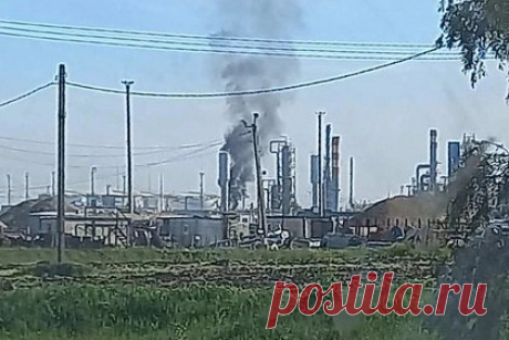 Стало известно о втором за сутки атакованном нефтезаводе на Кубани. Ильский нефтеперерабатывающий завод (НПЗ) в Краснодарском крае был атакован с помощью беспилотника. Об этом стало известно Telegram-каналу Kub Mash. По информации авторов канала, Ильский НПЗ попал под удар спустя пять минут после Афипского завода. На его территорию упал дрон, который не сдетонировал.