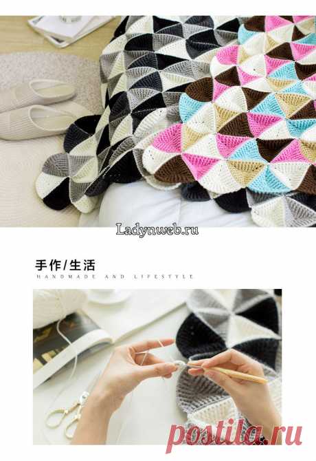 Плед из треугольных мотивов крючком.