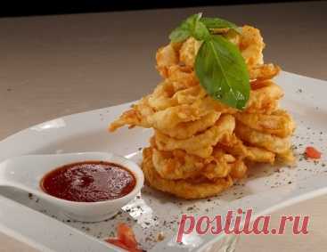 Закуска для большой компании: луковые кольца во фритюре. Бесподобно хрустят!