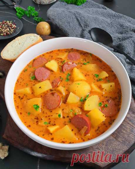 Kartoffelgulasch mit Würstchen Kartoffelgulasch mit Würstchen ist eine schnelle Gulaschvariante von der schon Oma begeistert war. Das Kartoffelgulasch besteht aus sämigen Kartoffeln und einer deftigen Frankfurter Rindswurst. Die schnelle Alternative zum traditionellen Gulasch, das lange kochen muss, ist