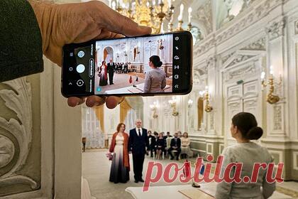 В российском регионе отменили запрет на смех в ЗАГСах. В Ростовской области отменили официальный запрет на смех во время церемонии бракосочетания в ЗАГСе. Резонансное постановление было принято 18 января. Гражданам запрещалось смеяться, перемещаться по залу, громко разговаривать, перемещать мебель, а также есть или употреблять спиртное.