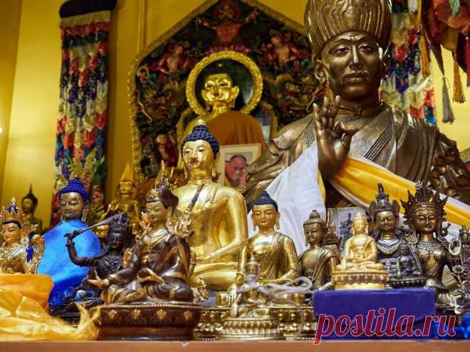 Говорят, что дождь, идущий в Лхабаб Дуйсен, приносит благословение. Пусть в вашей жизни тоже прольётся дождь удачи, чистоты и радости!
Открытки на День нисхождения Будды Шакьямуни из рая 33 божеств. Открытки на Лхабаб Дуйсен.