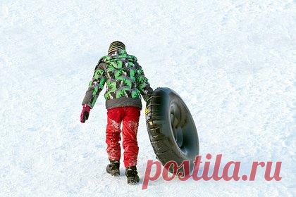 В России подросток сорвался с большой высоты при катании на тюбинге. При катании со склона на тюбинге в Красноярске разбился 14-летний подросток. Мальчика отнесло в сторону, и он упал с 15-метровой высоты, спасти его не удалось. Ребенок приехал к бабушке на выходные, сам он проживал в другом районе города. Склон, где он катался с другом, не был предназначен для этого.