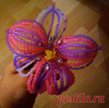 лилия из бисера.