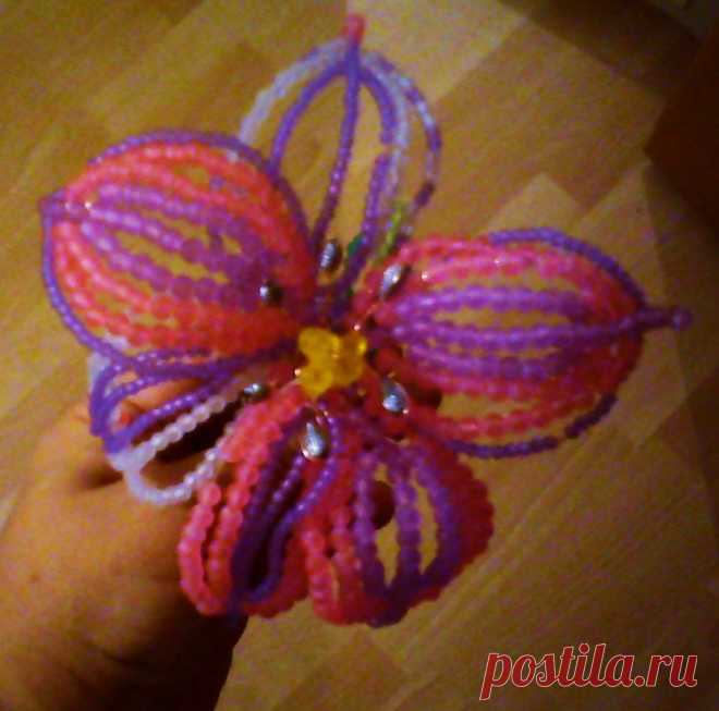 лилия из бисера.