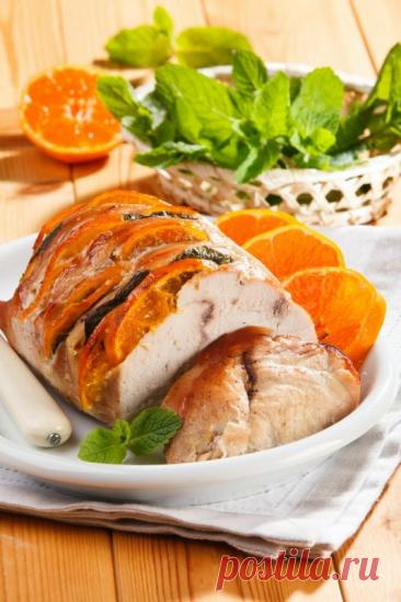 Филе индейки с мандаринами Ингредиенты:Филе индейки – 1кгМандарины – 10 штМед – 3 ст.л.Черный молотый перец – 1 ч.л.Соль – 1 ч.л.Мускатный орех – 1 ч.л.Свежая мята Приготовление: Мандарины помыть. Четыре плода, с кожурой нарезать кружочками. Остальные мандарины очистить и выжать сок.Мяту вымыть, оборвать...