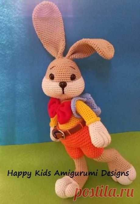 Amigurumi bunny with backpack