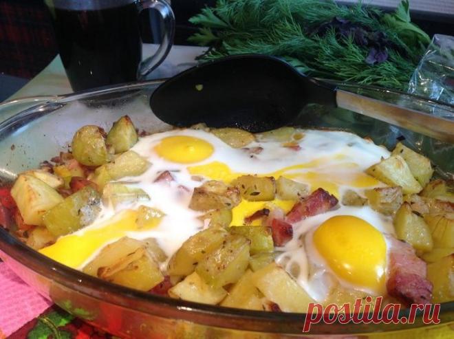 Яичница и запеченный картофель с беконом и ароматными травами | Foodbook.su Хочу вам сегодня предложить вариант неспешного, но очень вкусного завтрака. Получается очень ароматно. В такое пасмурное утро, как сегодня, солнышко у нас было на тарелке...