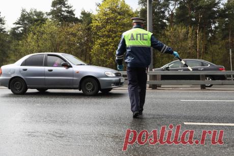 От горящего «чека» до наклеек на фарах. За что будут штрафовать водителей Минюст совместно с рядом других ведомств готовит проект нового КоАП, в котором пропишут новые штрафы для водителей. Наказывать автомобилистов по новым статьям начнут не ранее 2022 года. Известно, что изменения не коснутся нештрафуемого порога превышения скорости в 20 км/ч.