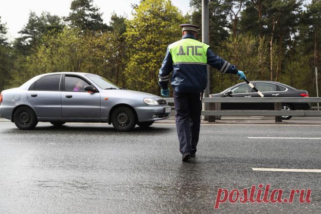 От горящего «чека» до наклеек на фарах. За что будут штрафовать водителей Минюст совместно с рядом других ведомств готовит проект нового КоАП, в котором пропишут новые штрафы для водителей. Наказывать автомобилистов по новым статьям начнут не ранее 2022 года. Известно, что изменения не коснутся нештрафуемого порога превышения скорости в 20 км/ч.