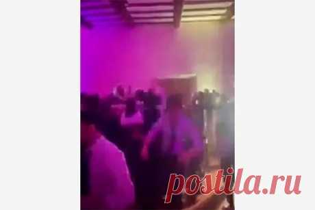 Под пляшущими на свадьбе женихом и невестой провалился пол. В Италии под женихом, невестой и их гостями провалился пол. Инцидент произошел в разгар свадьбы, которую устроили в бывшем монастыре XV века в итальянской области Тоскана. В результате десятки человек упали с высоты четырех метров. Больше 30 человек доставили в больницу с различными травмами.