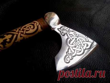 Рисунок на топоре травлением.Viking Axe