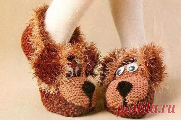 Тапочки в виде собачек Тапочки в виде собачекРазмер вязаных тапочек: 35-36Для вязания вам потребуется: пряжа (50% шерсть, 50% акрил, 300 м/100 г)- 60 г темно- коричневого цвета, пряжа «Каролина» (100% акрил, 438 м/100 г) - остатки черного цвета, пряжа «Травка» (100% акрил) - остатки светло- коричневого и...
