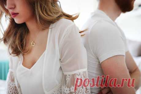 «Замужем» за двумя: невыдуманная история «Я не разрывалась между двумя мужчинами, не выбирала между ними. Даже — и это, наверное, ужасно — не чувствовала угрызений совести, что веду двойную жизнь. Меня все устраивало: в Ярославле у меня был бизнес и страстные ночи с Сергеем. А в Москве по выходным — душевные встречи с мужем, поездки к общим друзьям».

Анонимный рассказ нашей читательницы, которая 4 года жила с двумя мужчинами. В разных городах. Она считает, что любила обои...