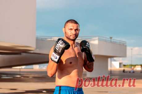 Бывший чемпион UFC провел спарринг против двух соперников одновременно. Бразильский боец смешанного стиля (MMA) Андерсон Силва провел спарринг против двух соперников одновременно. 46-летний ветеран, известный по выступлениям в Абсолютном бойцовском чемпионате (UFC), обменялся ударами с двумя соперниками. Силва тренировался в защитной экипировке. Бразилец сумел свалить одного из соперников.